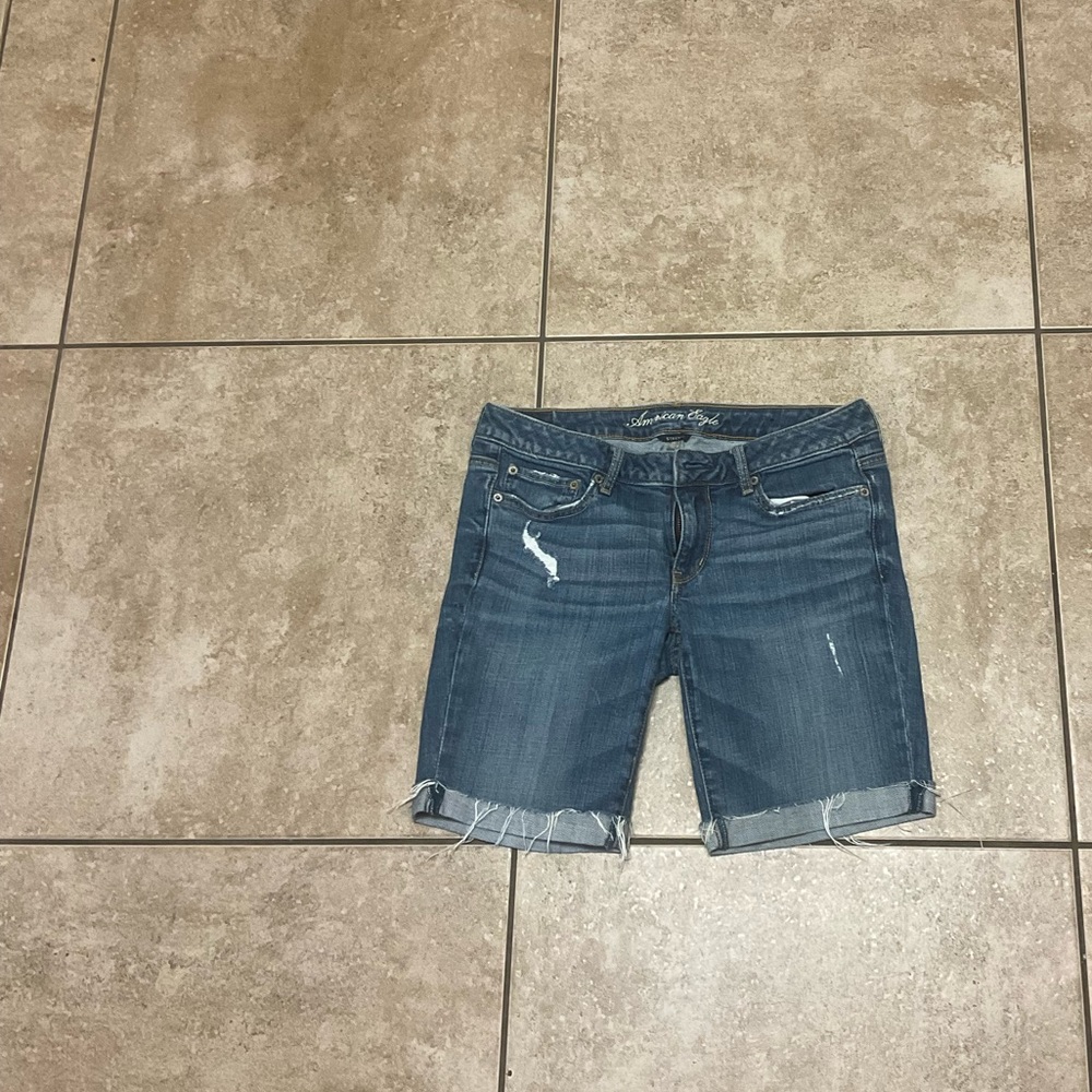 American Eagle mid thigh, low waisted denim shorts